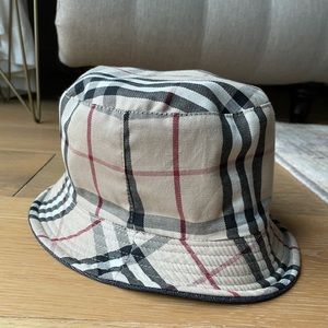 Burberry bucket hat